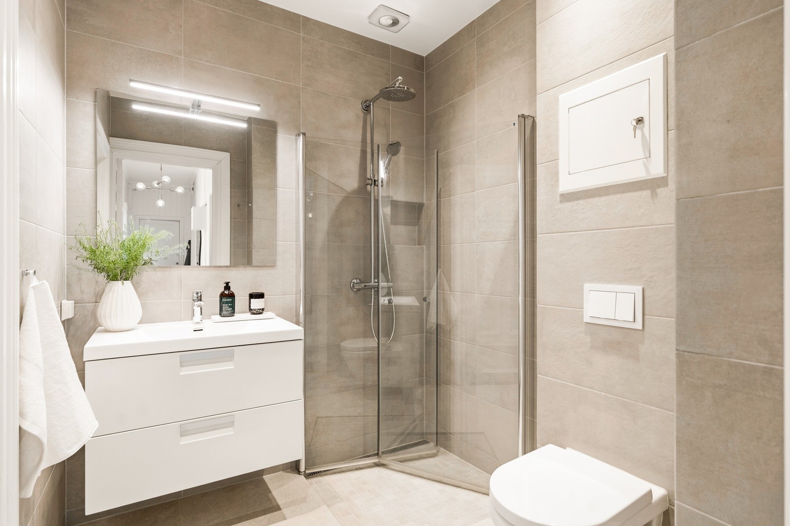 Stilig bad, pusset opp i 2017 (dokumentasjon foreligger). Badet har flislagte overflater med 30x60 fliser på veggene og 60x60 fliser på gulvet med varmekabler. Rommet har skuffeinnredning med nedfelt servant. Galleribilde