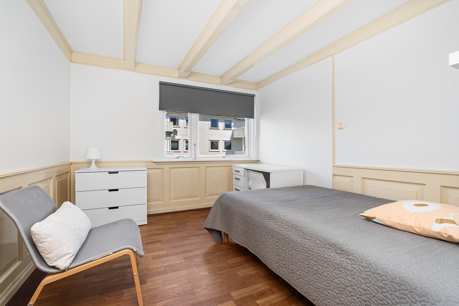 Det største soverommet i hovedetasjen har lekre detaljer. Galleribilde