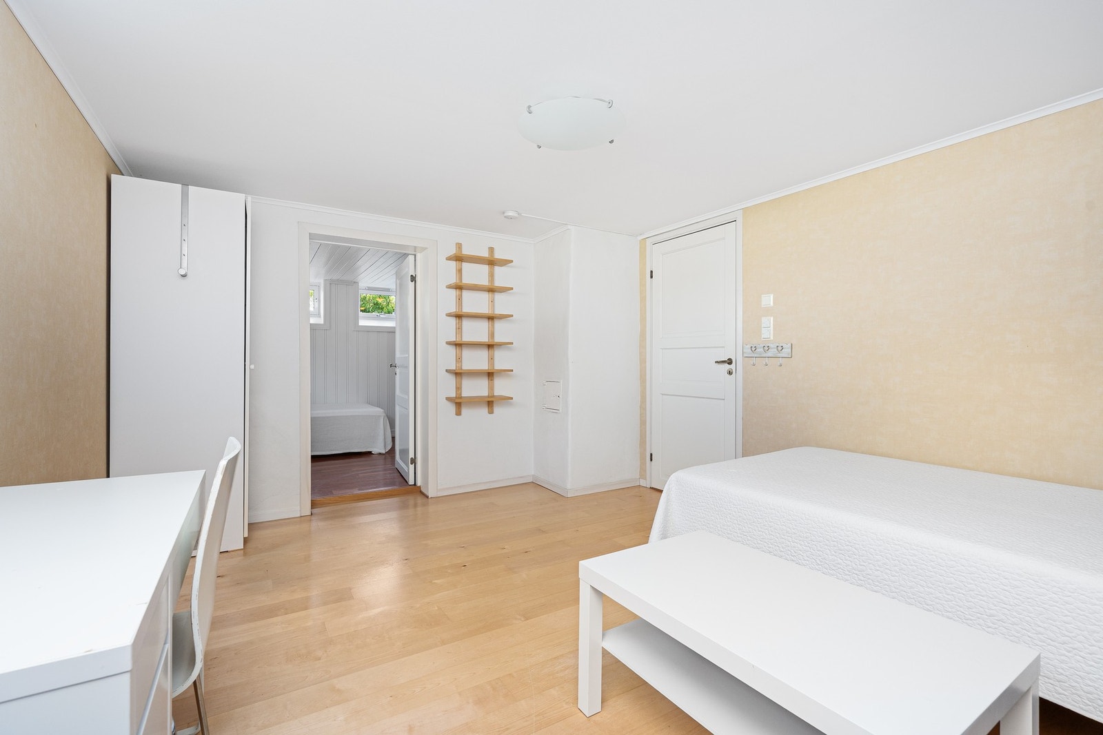 Underetasjen har romslige rom som er enkle å innrede. Galleribilde
