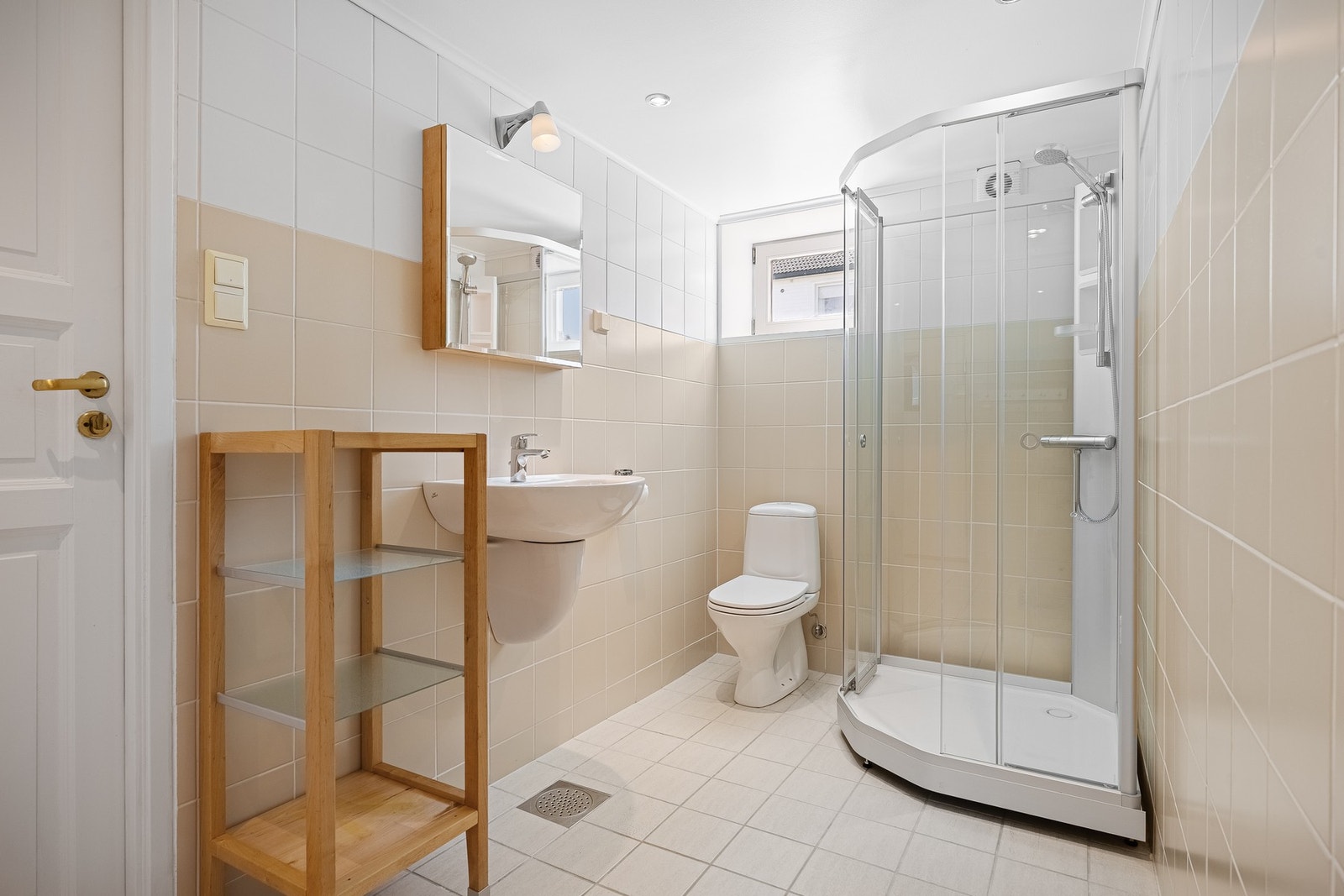 Badet nede er romslig og er tidløse fargevalg. Galleribilde