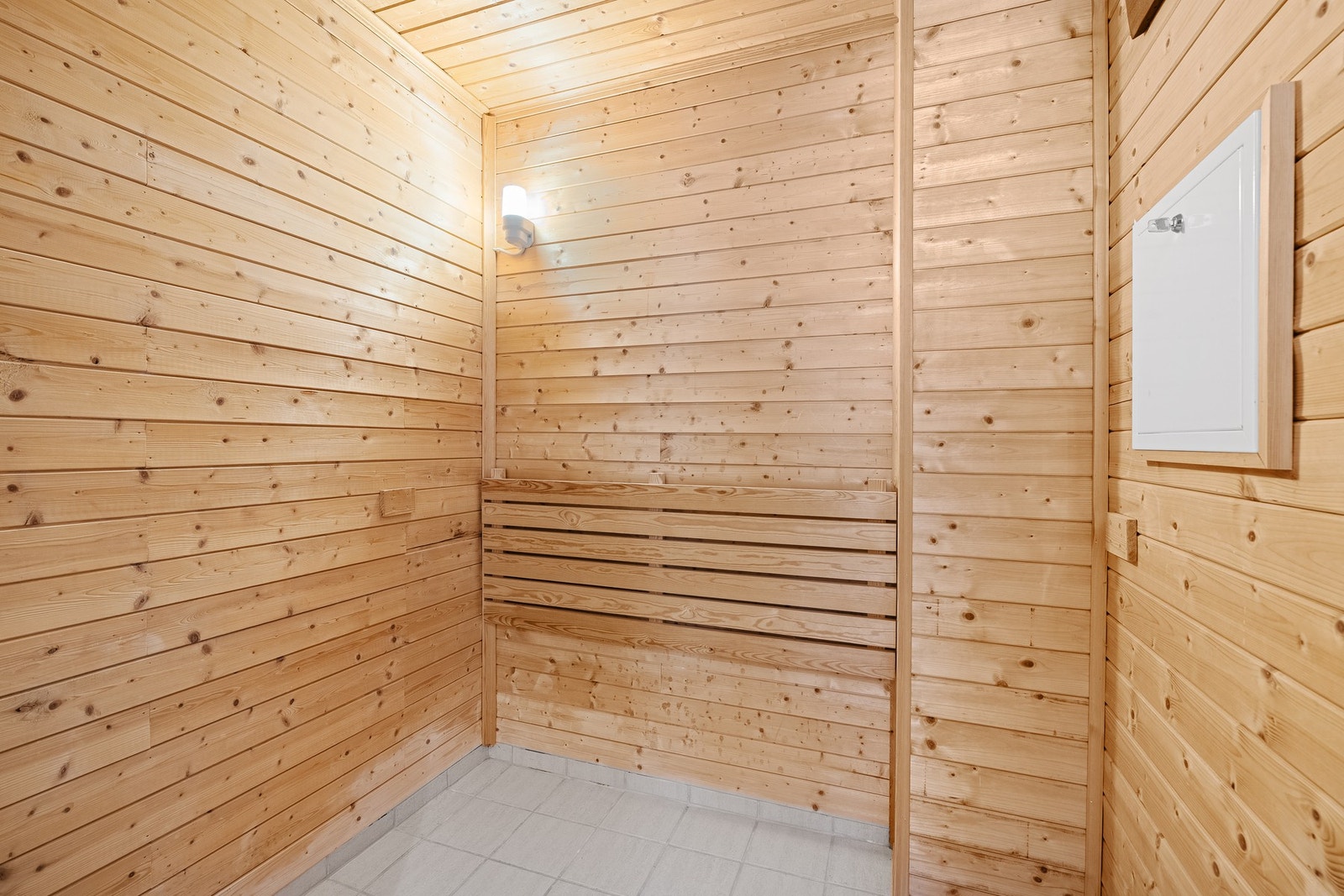 Romslig badstu som i dag brukes som en bod. Galleribilde