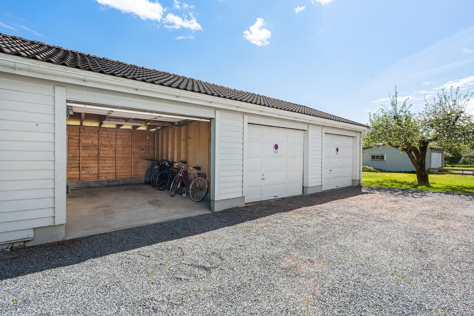God plass i garasje til både bil og sykkel. Galleribilde