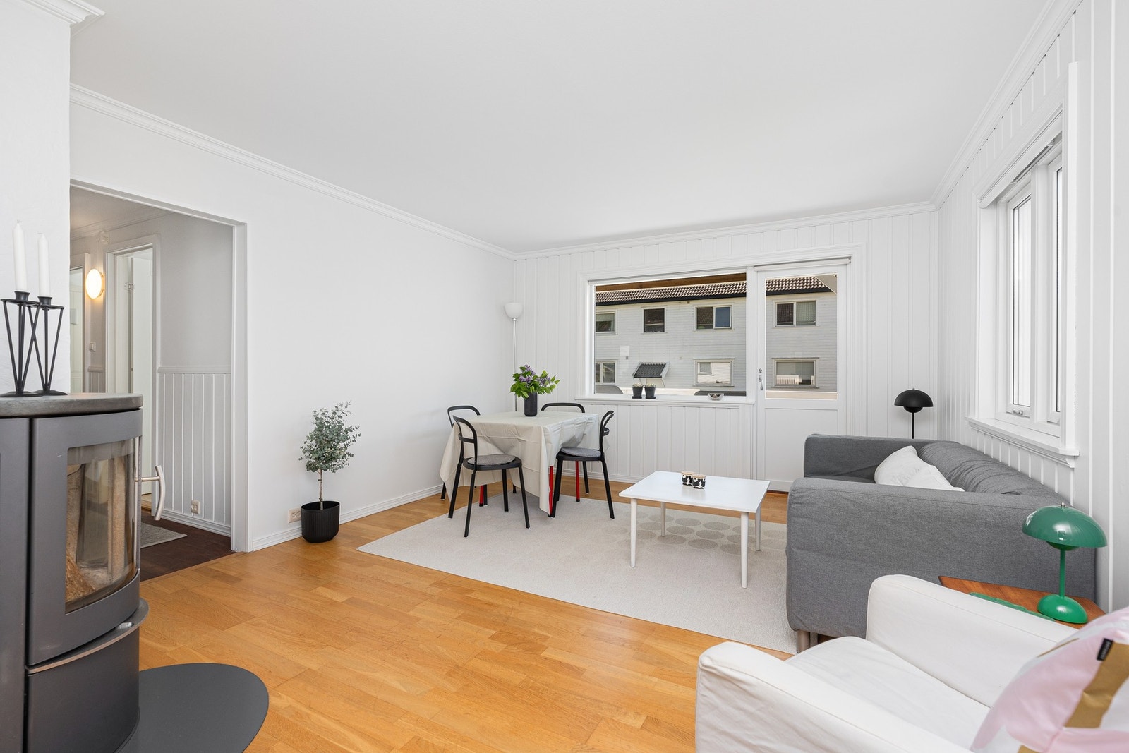 Boligen har en romslig stue med peisovn og utgang til en solrik terrasse. Galleribilde