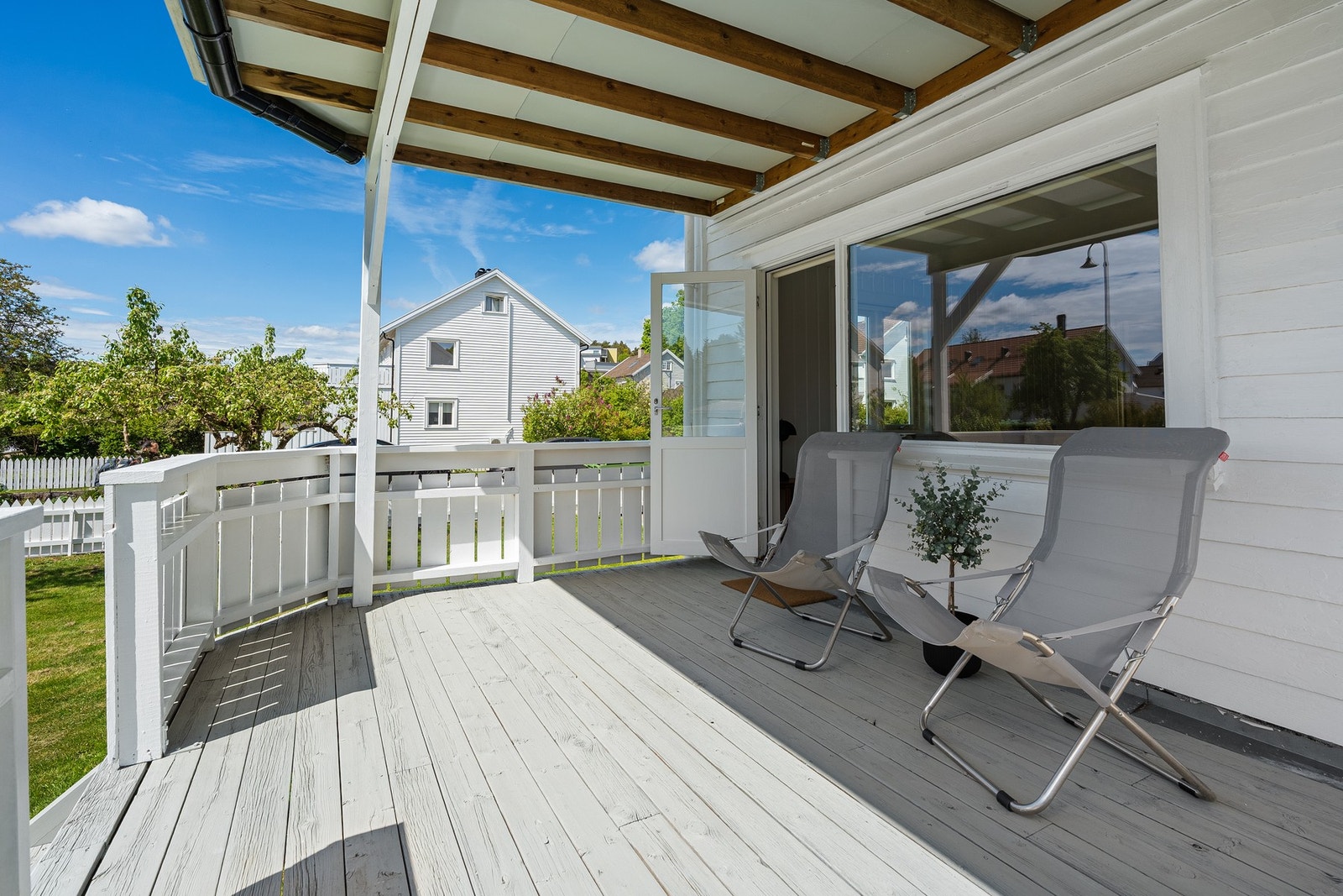 Terrassen har gode solforhold og plass til både spise- og sittegruppe. Galleribilde