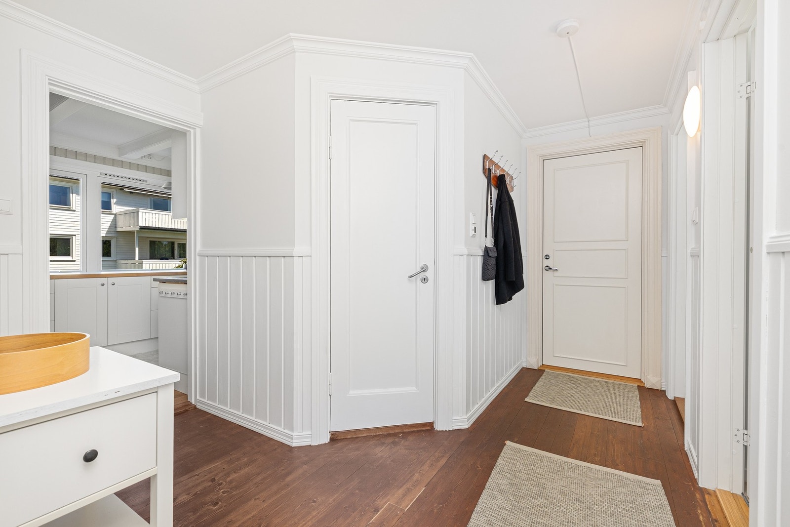 Romslig entré med fine overflater. Galleribilde