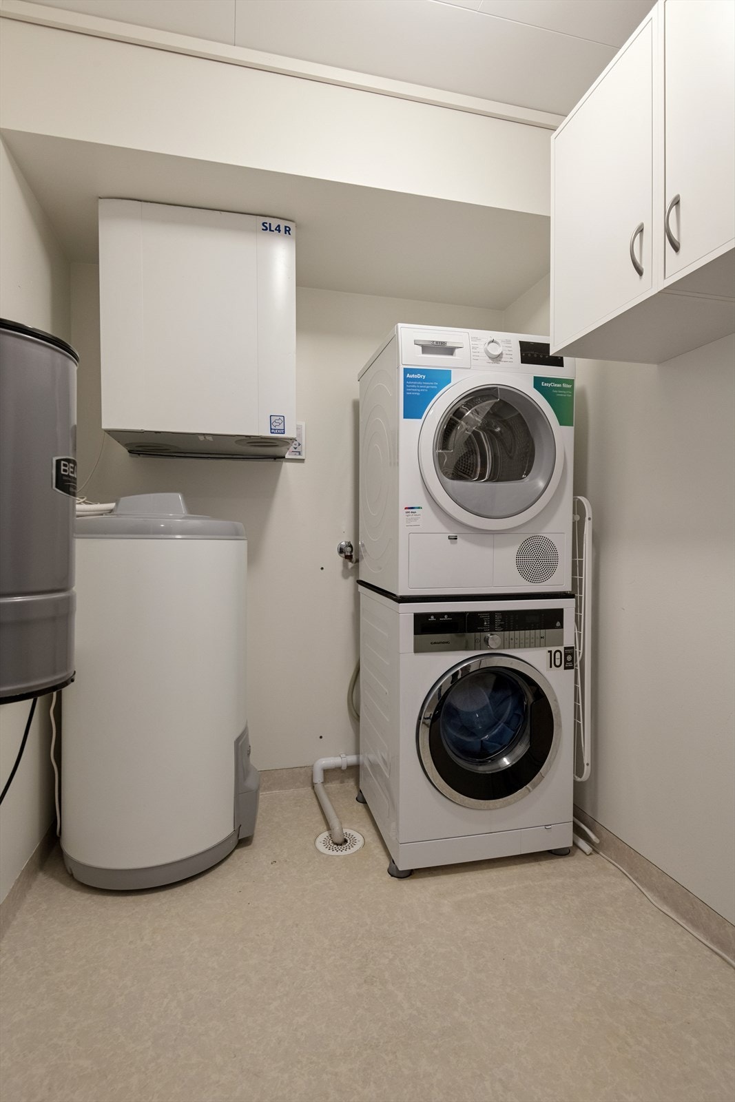 Praktisk vaskerom med opplegg for vaskemaskin, ventilasjonsaggregat og en 200-liters varmtvannstank. (Opprinnelig bod, ikke omsøkt) Galleribilde