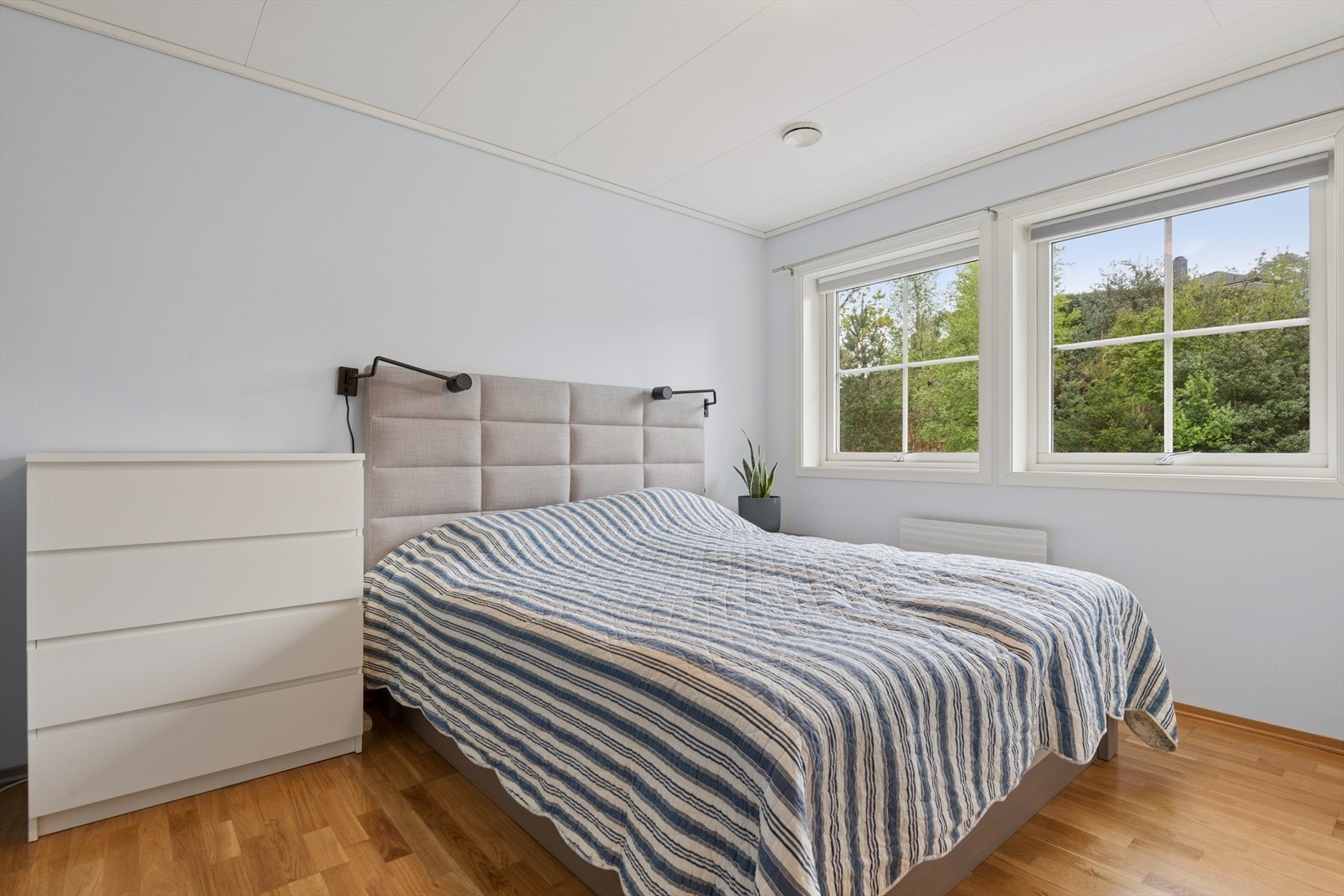 Hovedsoverommet har god plass til dobbeltseng og oppbevaringsmøbler. Galleribilde