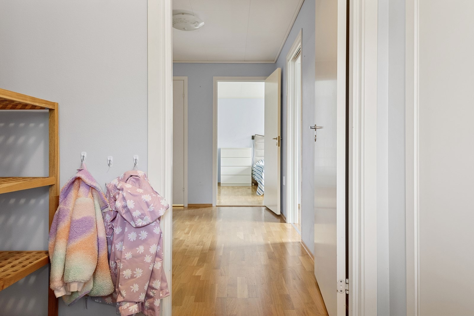 Leiligheten har malte, glatte innerdører som gir et helhetlig inntrykk. Galleribilde