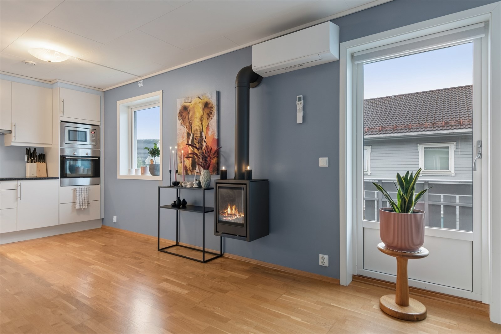 Fra stuen er det direkte utgang til en sør/vestvendt balkong. Galleribilde