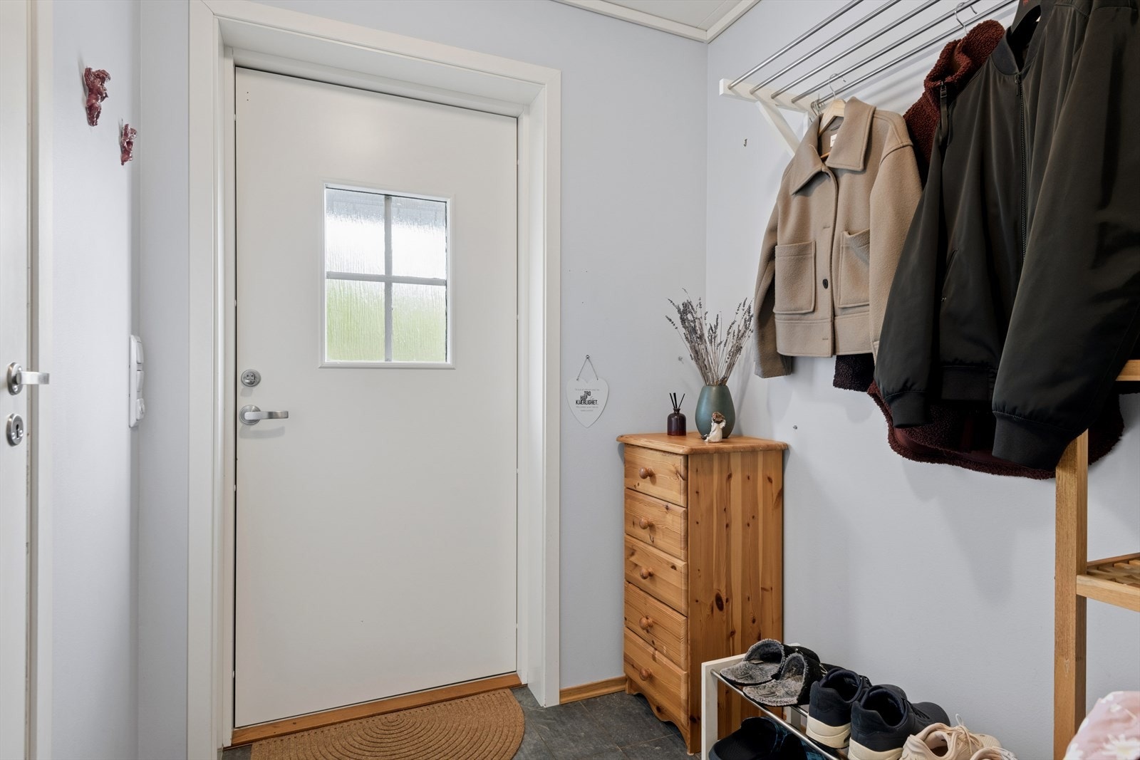 Entré med gulvvarme og plass til yttertøy. Galleribilde