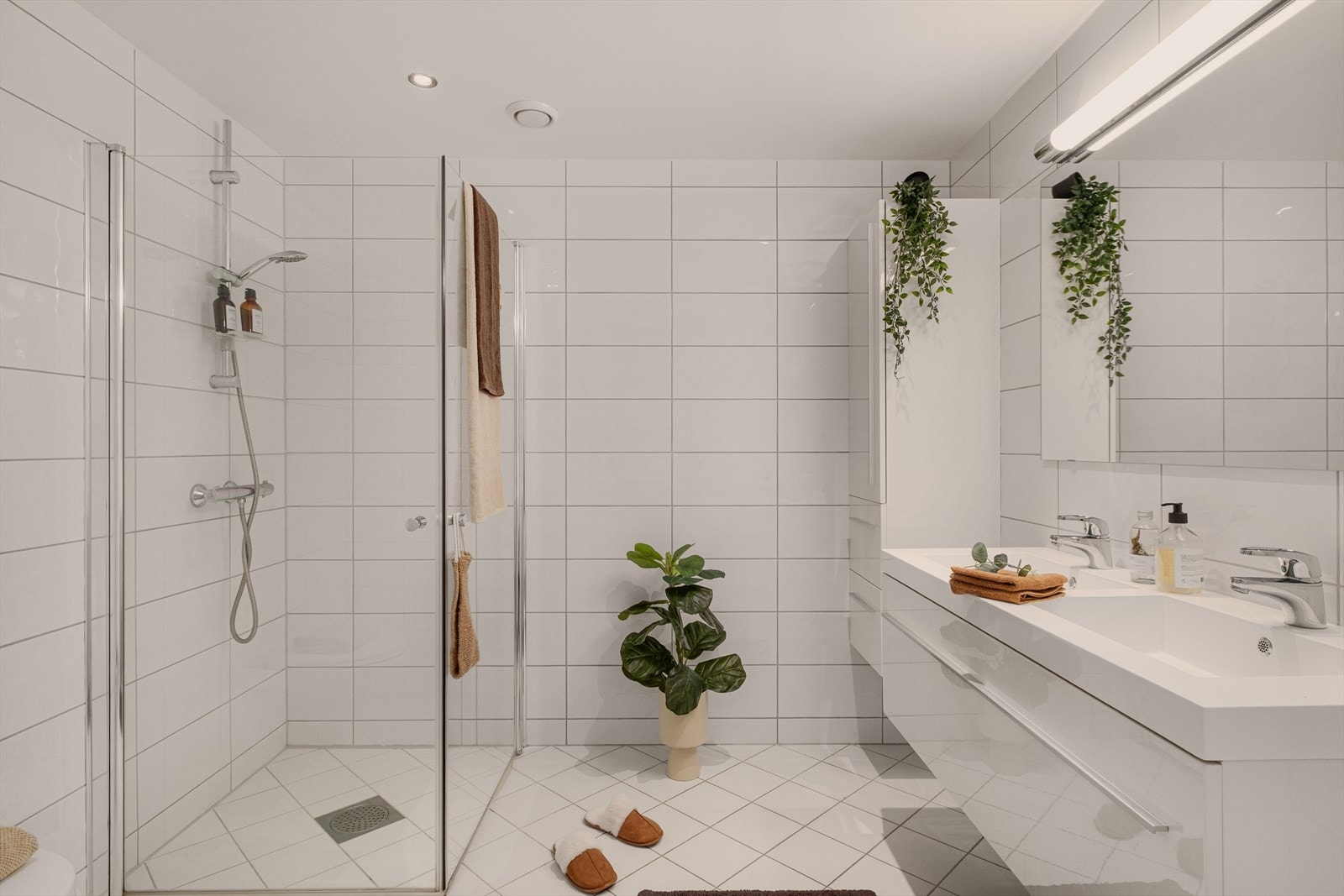 - Lyst og innbydende bad som måler 5,7m² - Galleribilde