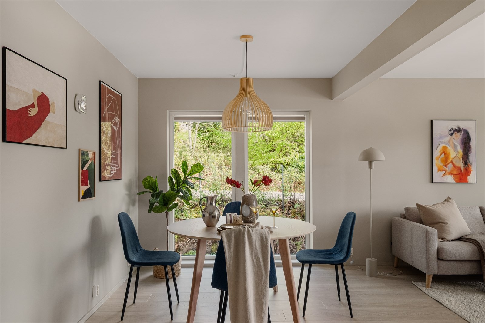 - Gjennomgående lekre farge- og materialvalg - Galleribilde