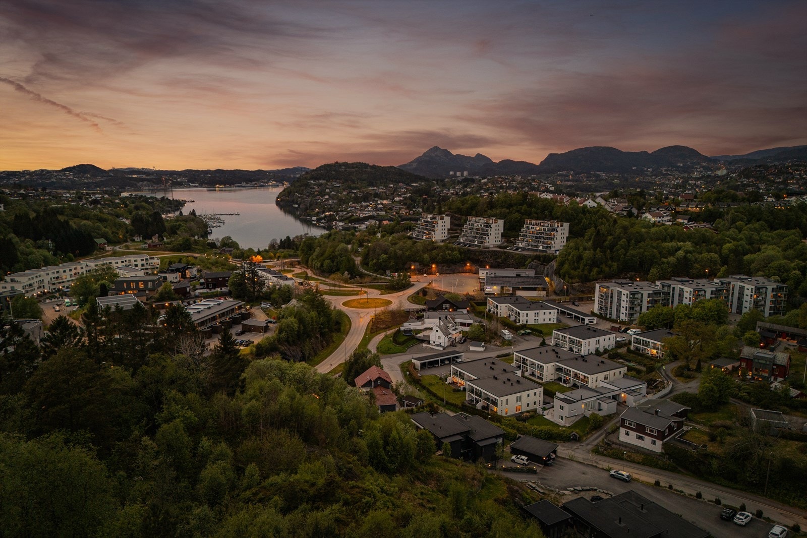 - Beliggenheten byr på flotte turområder, som Skranevatnet, Storrinden og Hammerslandfjellet - Galleribilde