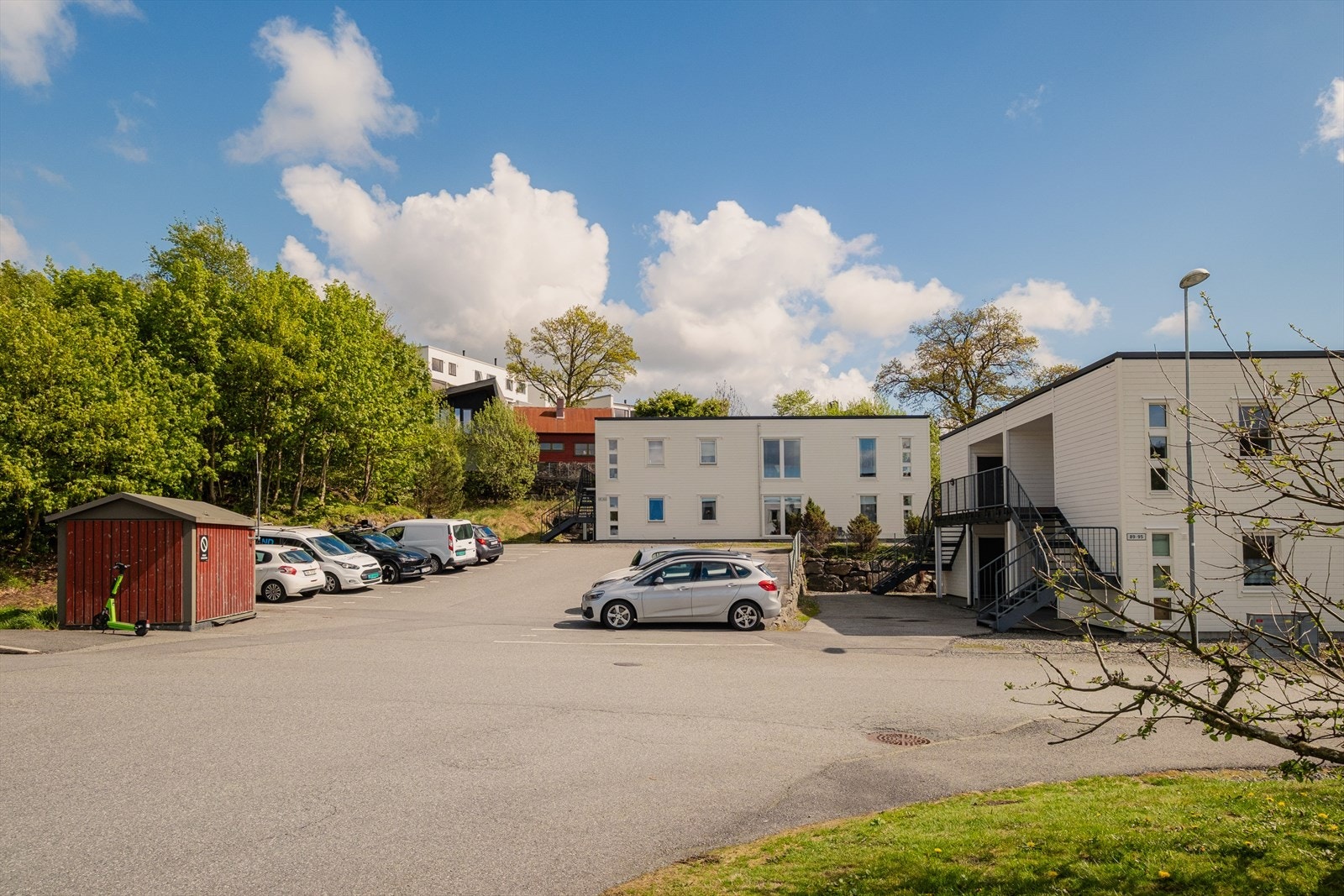 - Fast parkeringsplass med el-lader rett ved leiligheten Galleribilde
