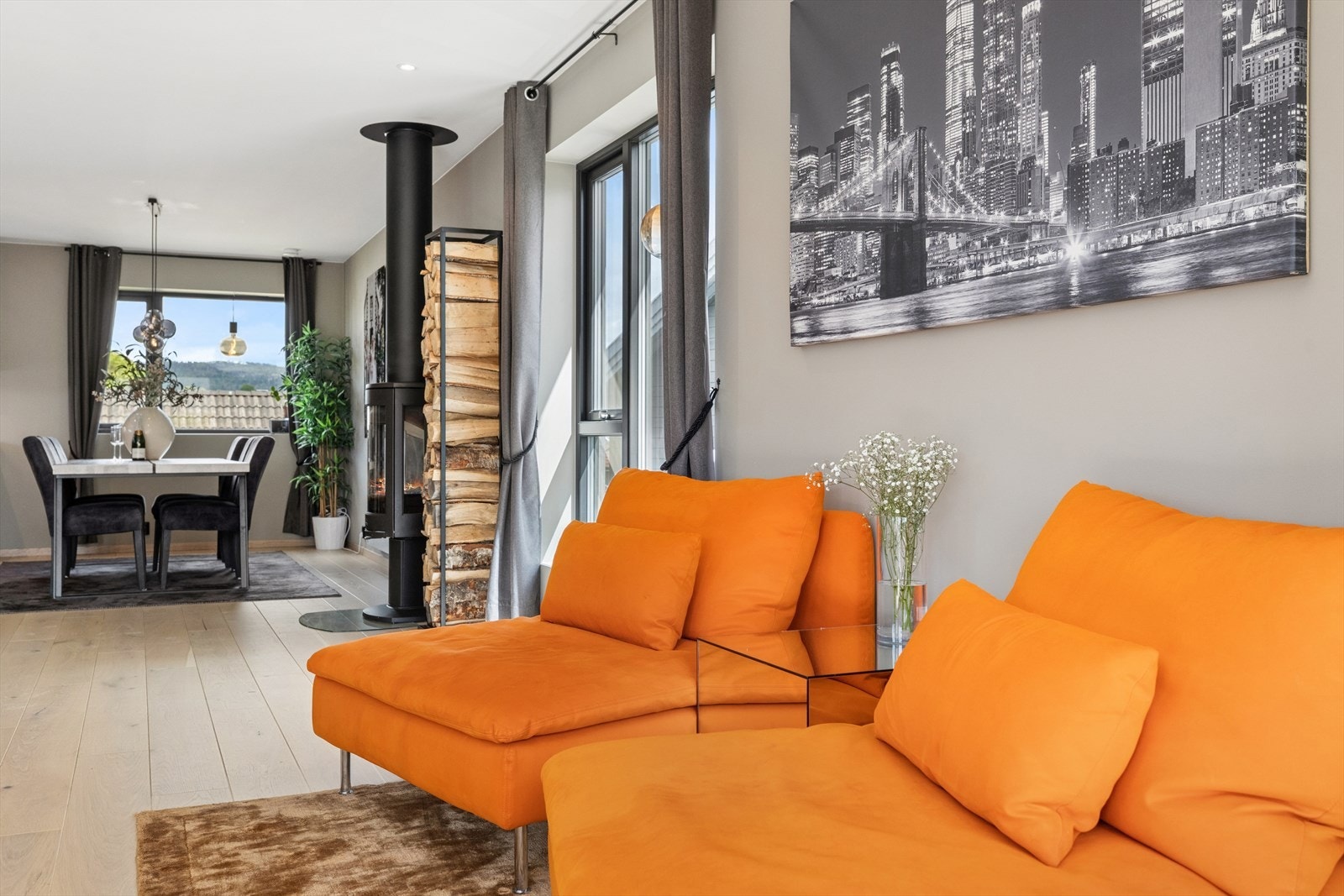 Stuen har flere soner, med god plass til både sofagruppe og lesekrok. Galleribilde