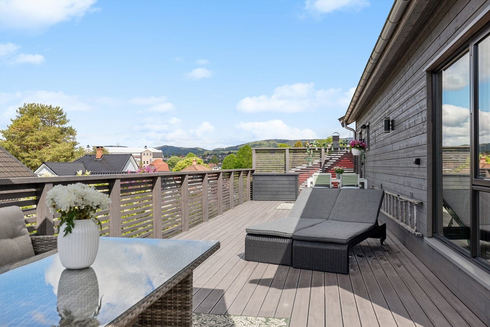 Fra stuen er det utgang til en stor balkong på 62 m². Galleribilde
