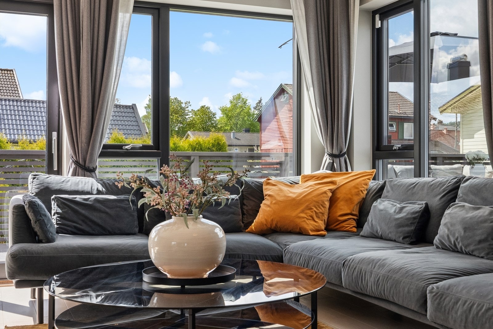 Store vindusflater med 3-lags glass gir rikelig med dagslys. Galleribilde