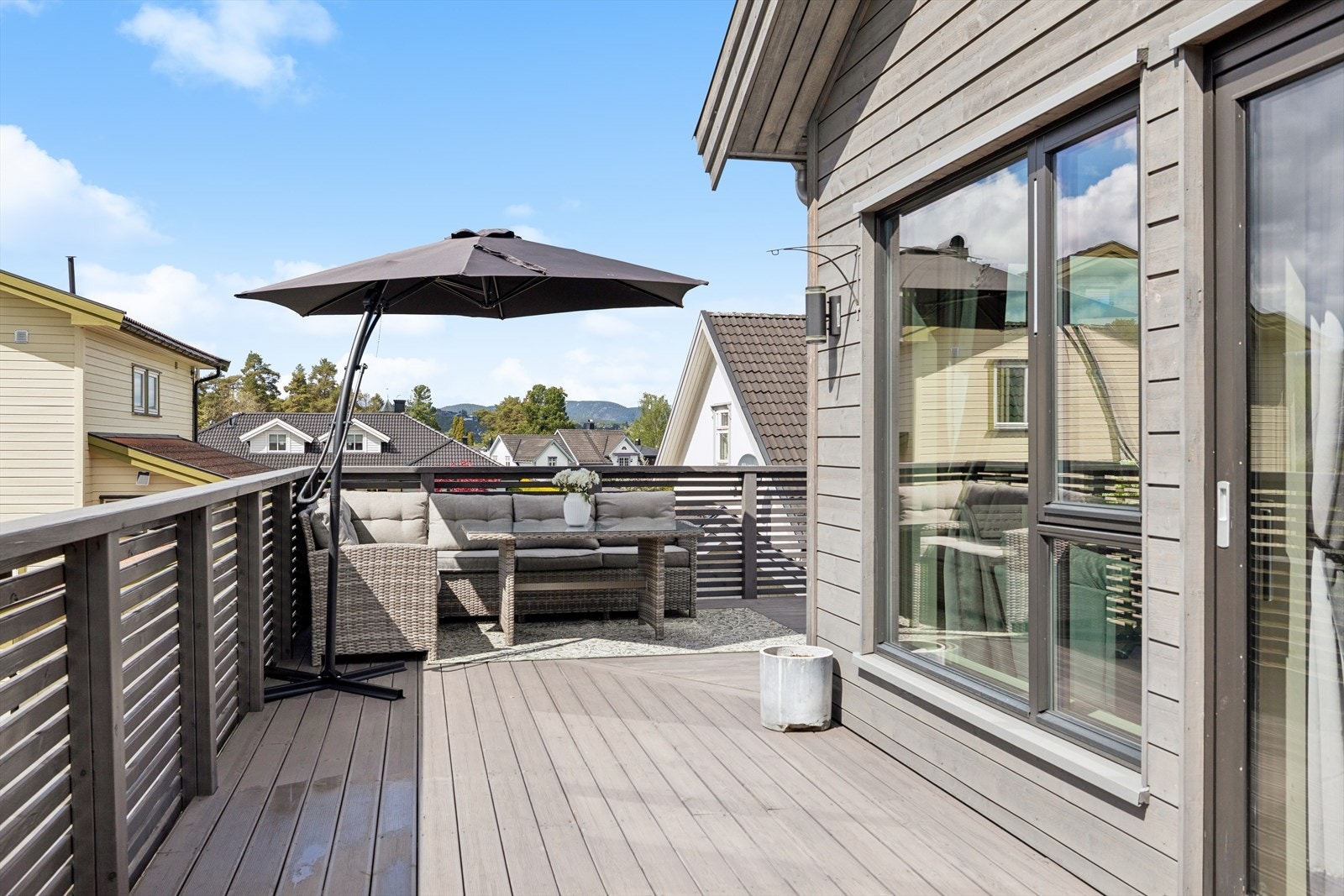 Romslig balkong med god plass for både grilling, soling og sosiale lag. Galleribilde