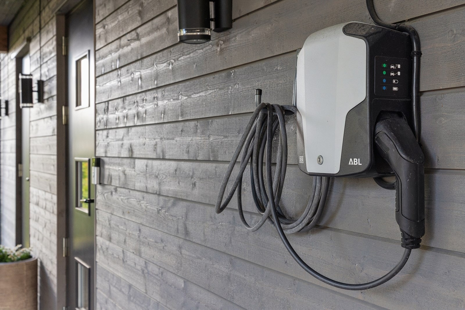 Elbillader ble installert i carporten i 2022. Galleribilde
