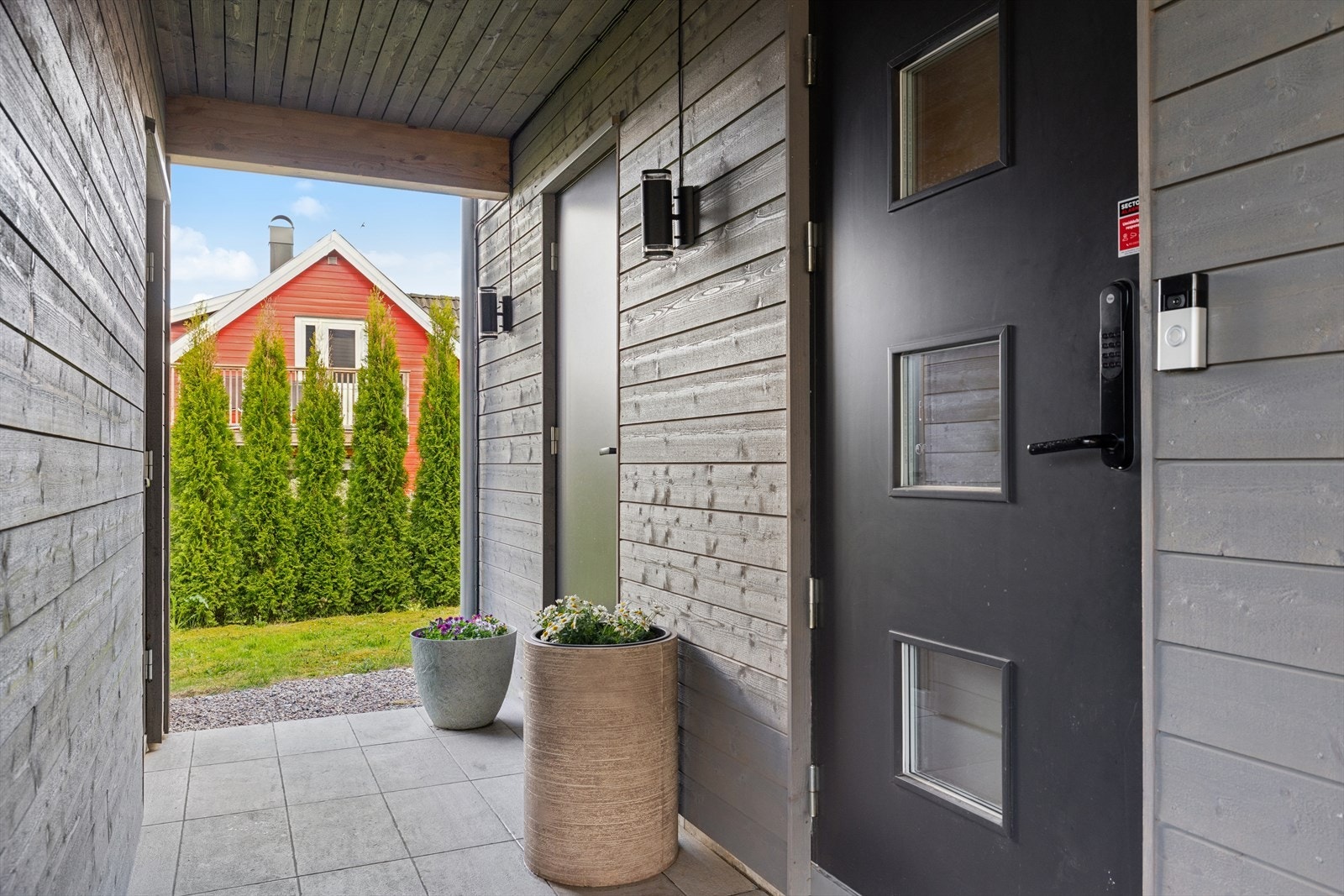 Overbygget inngangsparti med adkomst til boligen og en ekstern sportsbod. Galleribilde