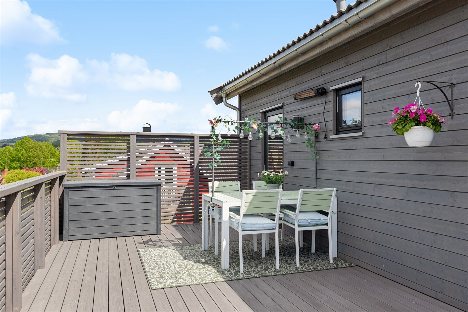 Balkongen er på hele 62 m² og har god plass til flere sittegrupper. Galleribilde