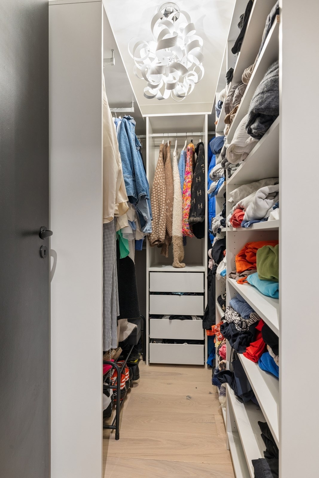Walk-in-closet i tilknytning til soveromsavdelingen. Galleribilde