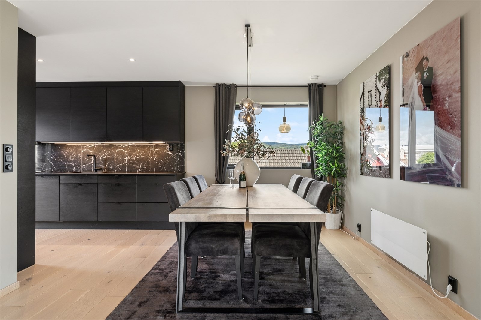 Boligen har en åpen og sosial planløsning i andre etasje, med gjennomgående parkett og moderne standard. Galleribilde