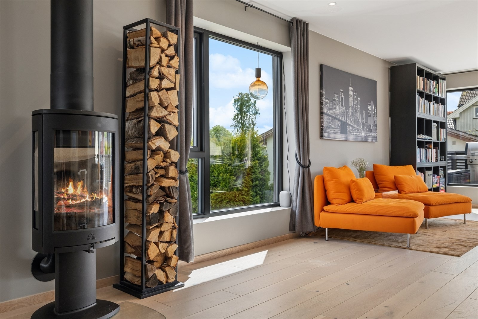 En moderne vedovn med stålpipe gir ekstra varme og hygge. Galleribilde