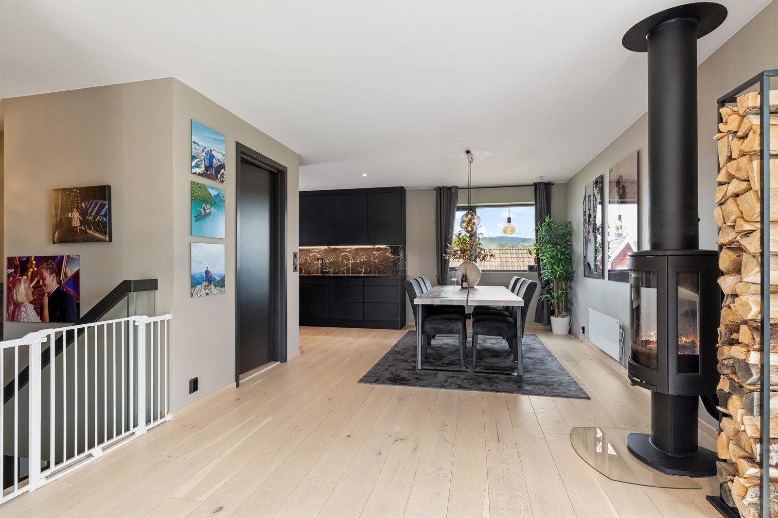 Stuen og kjøkkenet i andre etasje utgjør et stort og sosialt allrom. Galleribilde