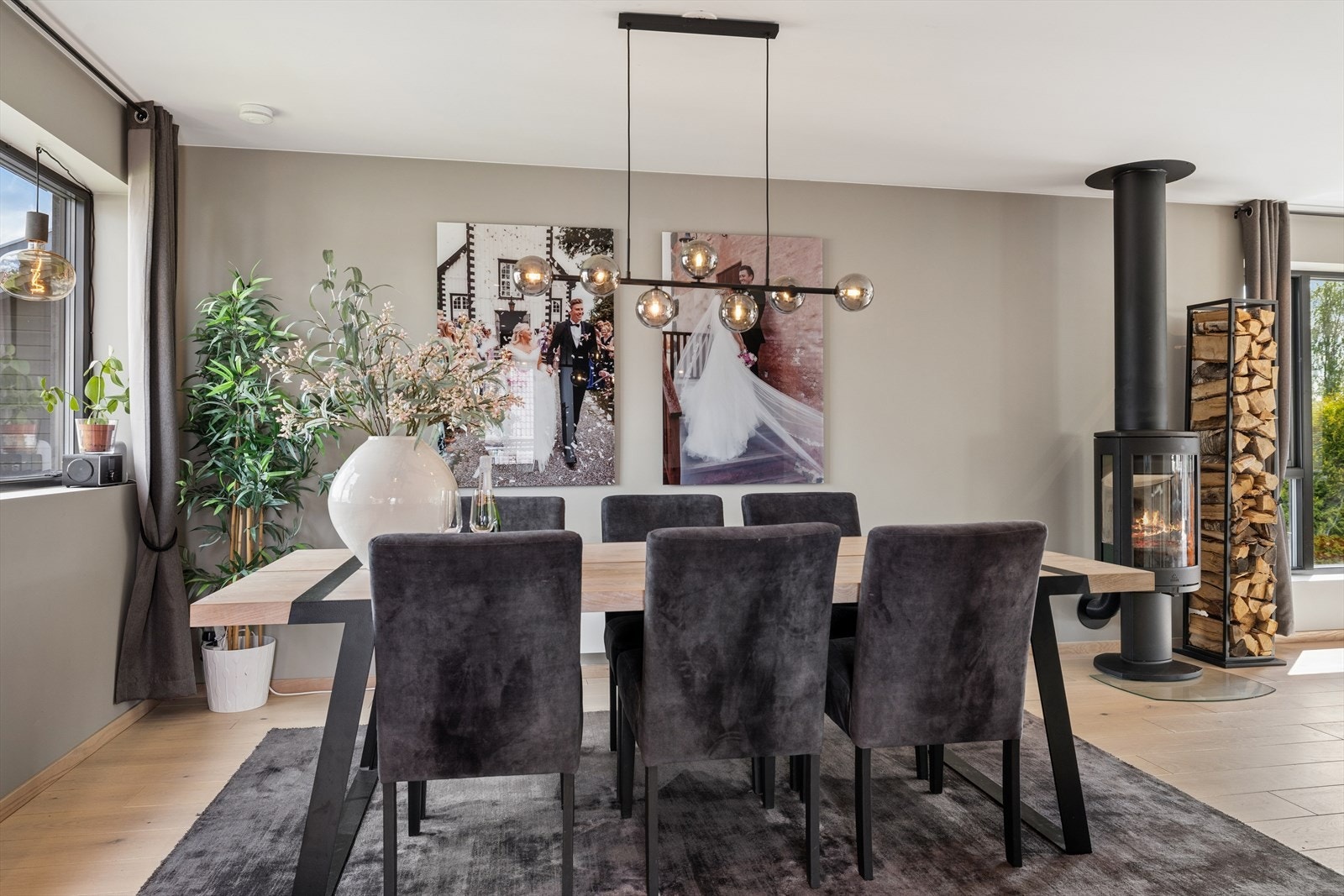 Spisestuen har plass til et stort spisebord for hyggelige sammenkomster. Galleribilde