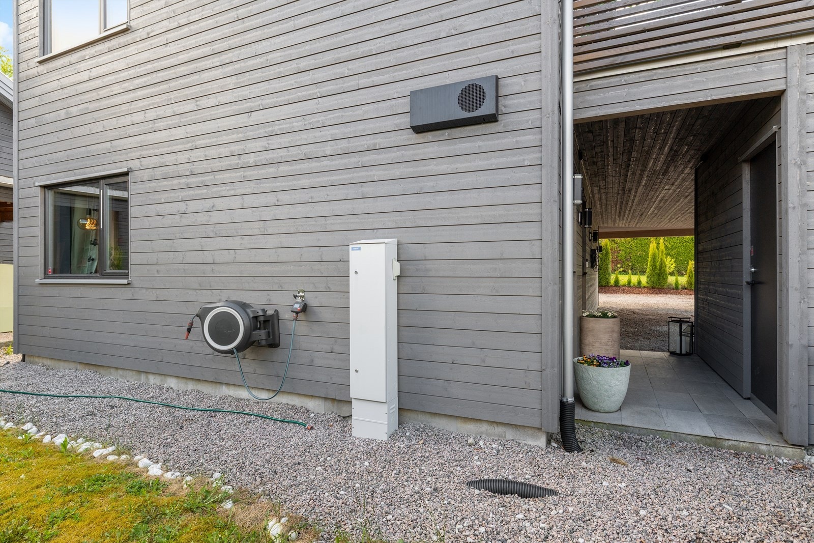 Praktisk utekran for hagevanning, installert i 2022. Galleribilde