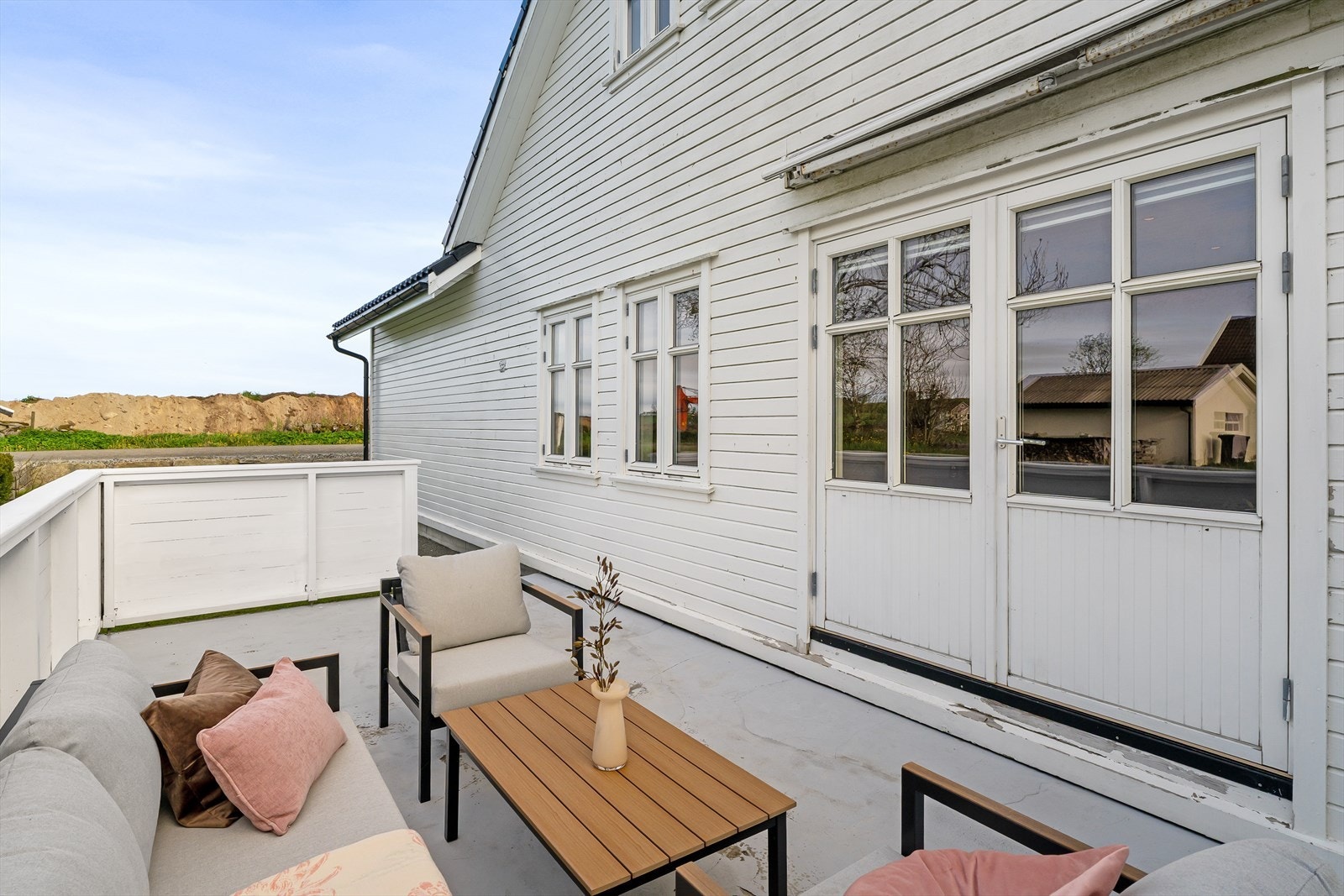 Fra stuen er det utgang til en terrasse som strekker seg rundt deler av boligen. Herfra er det gangavstand til Klepp stasjon med tog og butikk. Galleribilde
