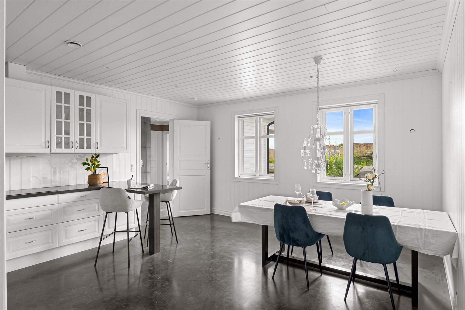 Kjøkkenet har god plass til en stor spisegruppe, perfekt for måltider med familie og venner. Galleribilde