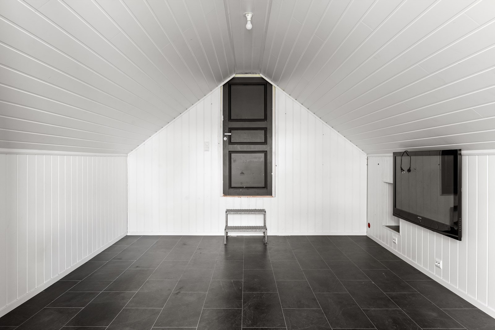 Garasjeloftet gir rikelig med lagringsplass. Galleribilde