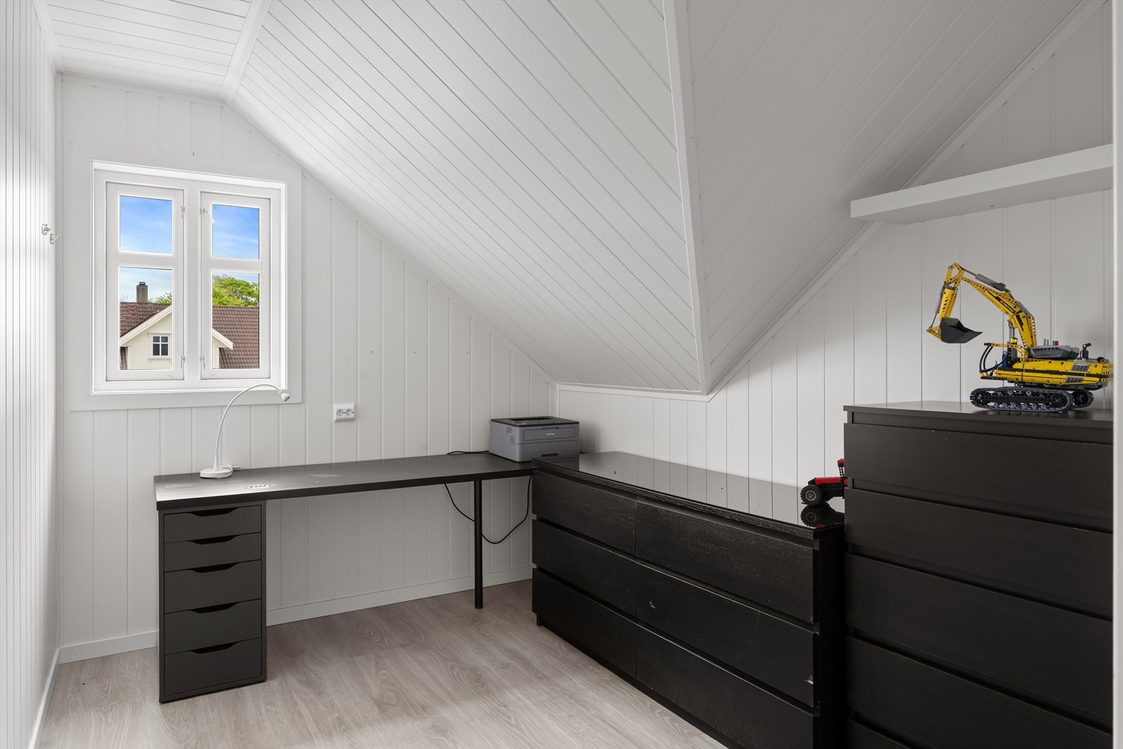 Eget kontor i loftsetasjen gir en rolig og tilbaketrukket arbeidsplass. Galleribilde