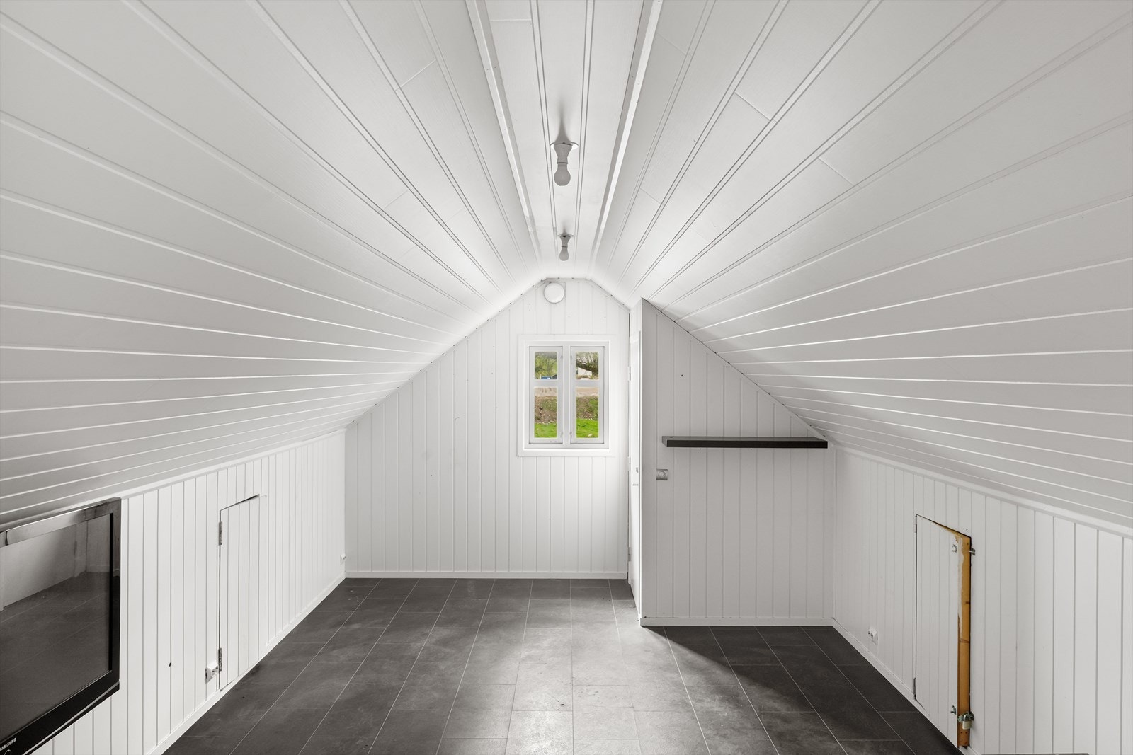 I tillegg til garasjeloftet er det flere boder og lagerrom på loftet. Galleribilde