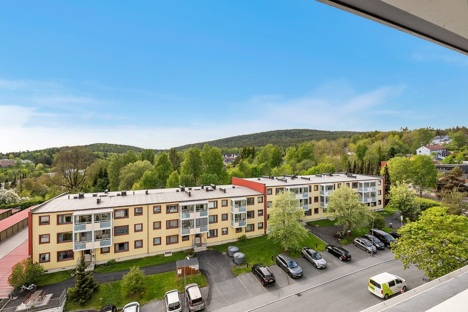 Langstrakt utsikt som strekker seg over området. Galleribilde