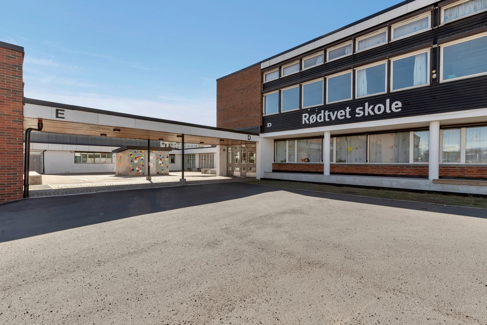 Rødtvet skole ligger en kort spasertur unna. Galleribilde