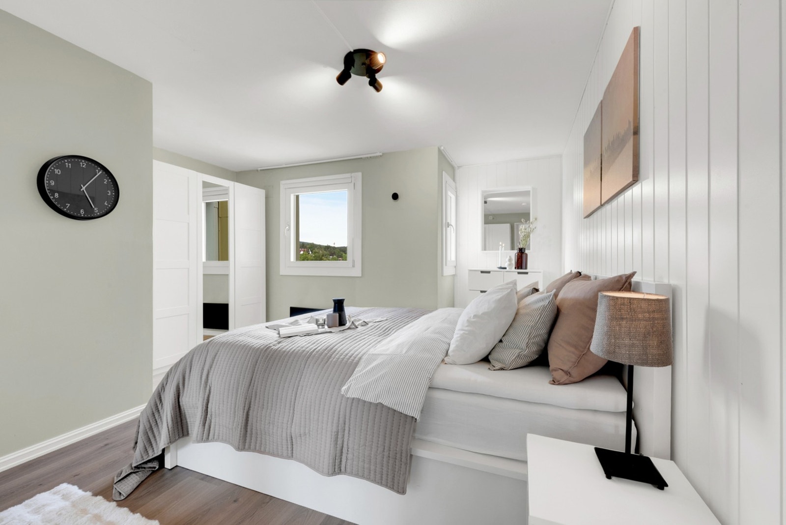 Romslig hovedsoverom med flott plass til dobbeltseng, nattbord, kommode og garderobeskap. Galleribilde