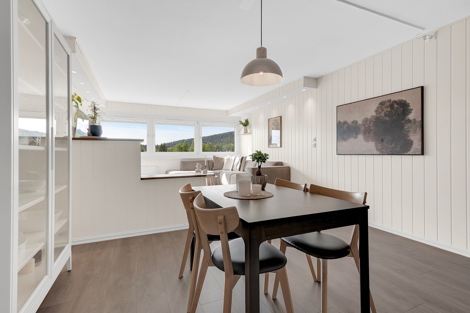 Det er god plass til både større spisebord, sofa og TV-møblement, noe som gjør stuen enkel å møblere etter behov. Galleribilde
