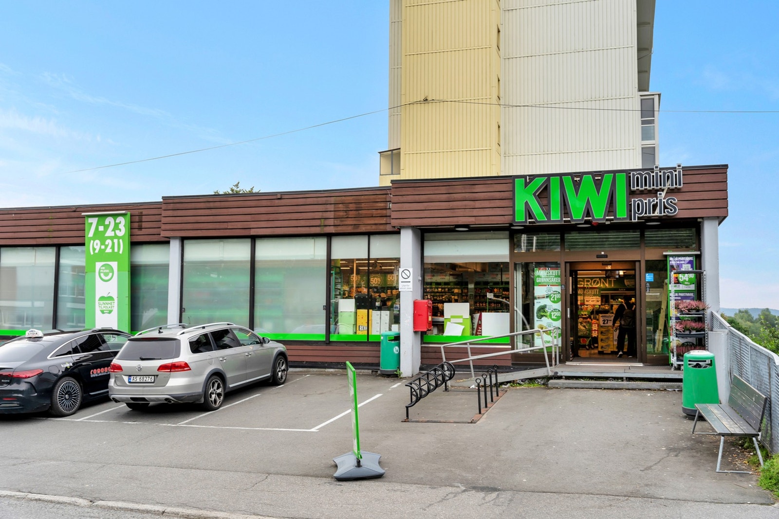 Dagligvarehandelen kan enkelt gjøres på Kiwi, som ligger lett tilgjengelig rett ved siden av blokka. Galleribilde