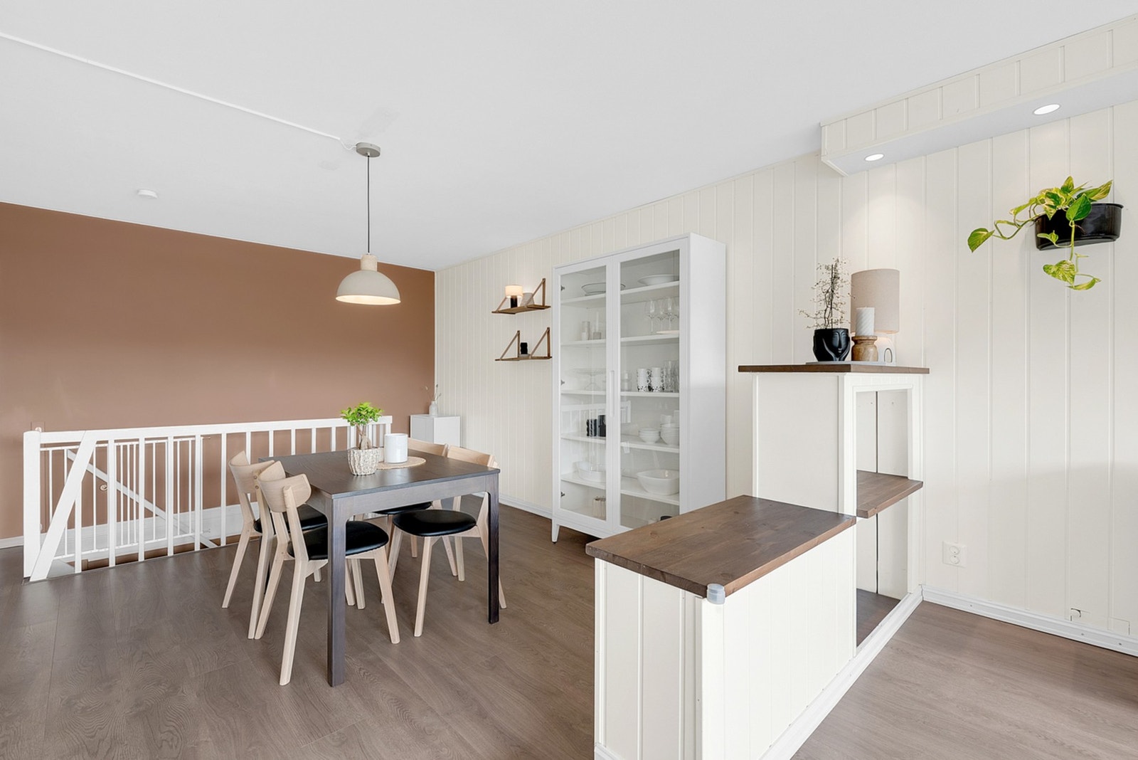 Overflatene består av laminatgulv og pene vegger malt i en tidsriktig fargetone, noe som gir rommet et moderne og gjennomført uttrykk. Galleribilde