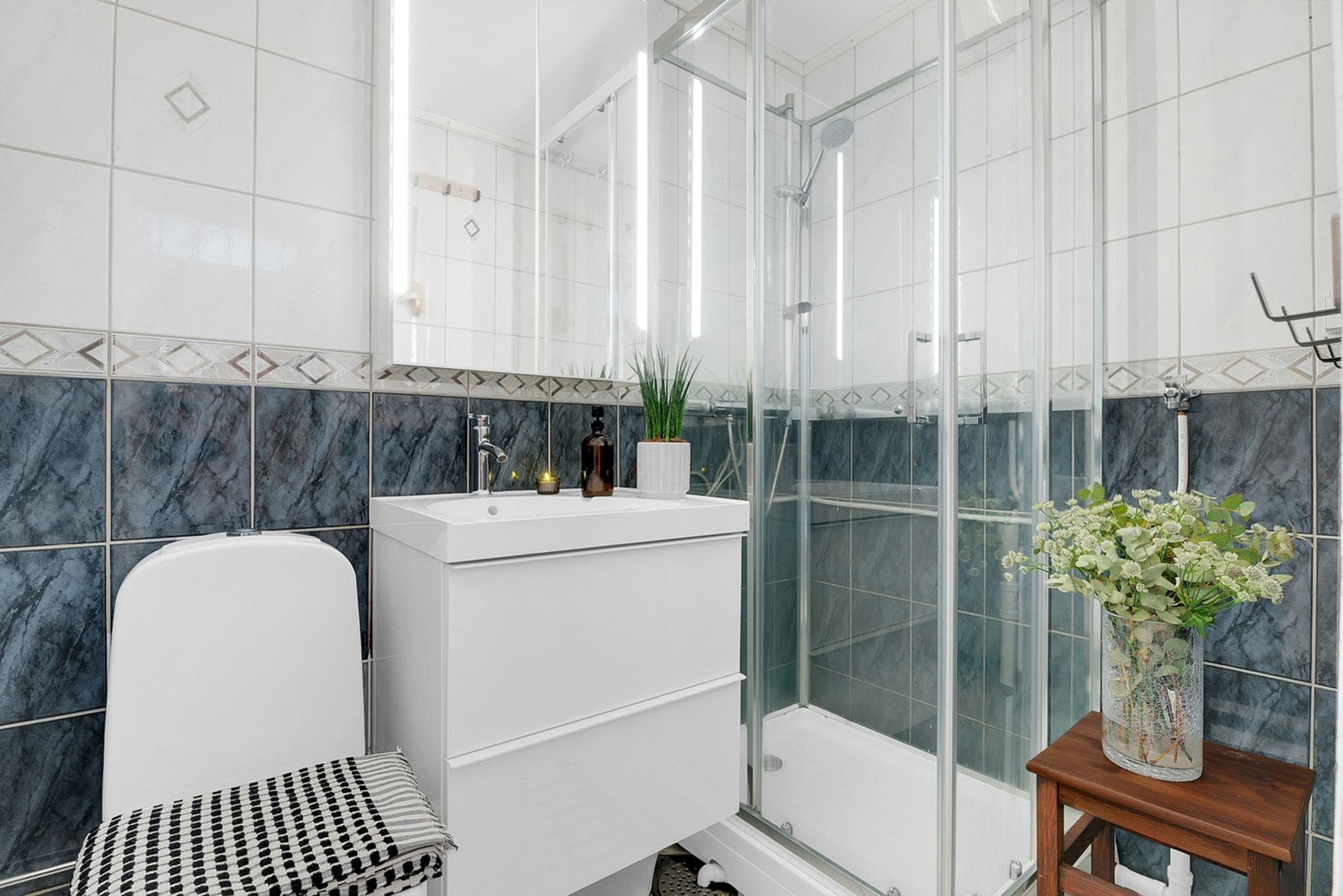 Badet fremstår som et funksjonelt og velholdt rom med fliser på både gulv og vegger. Galleribilde