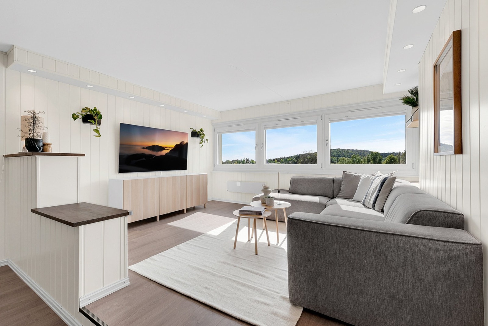 Stuen er romslig og lys, med flott utsyn over grøntarealene utenfor. Galleribilde