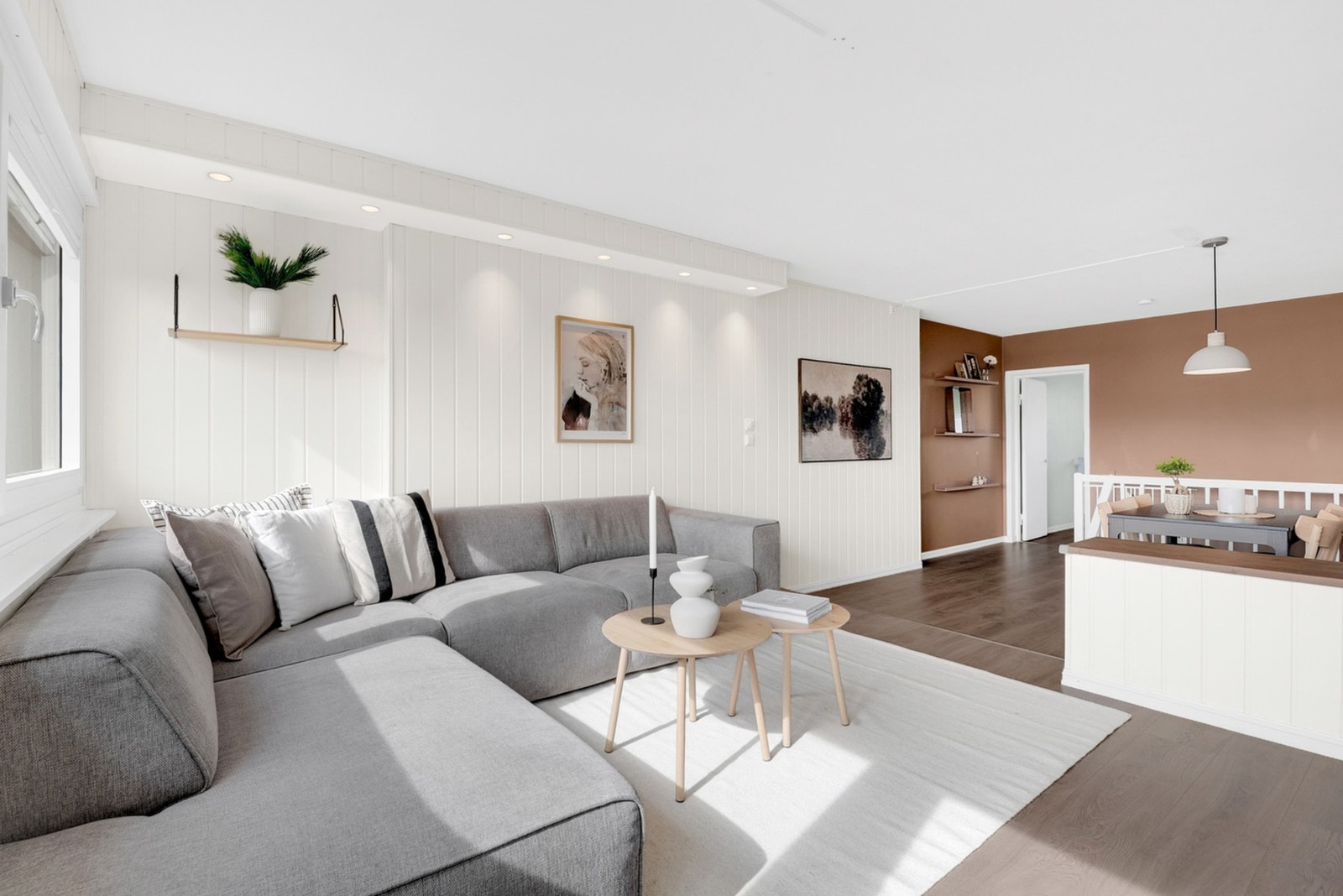 Store vindusflater slipper inn rikelig med naturlig lys og skaper en luftig og behagelig atmosfære. Galleribilde