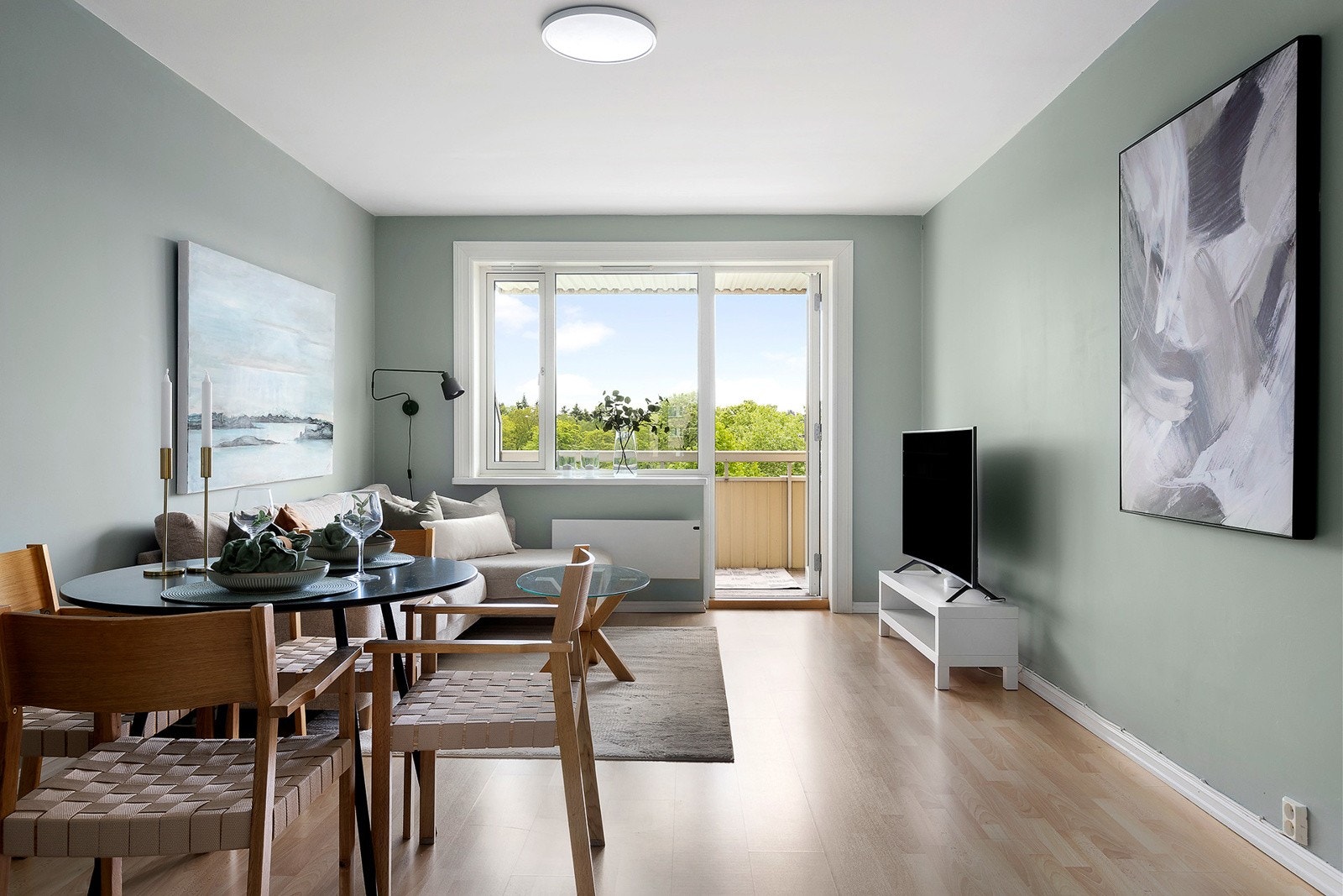 Fin plass til både sofa og spisebord i stuen Galleribilde