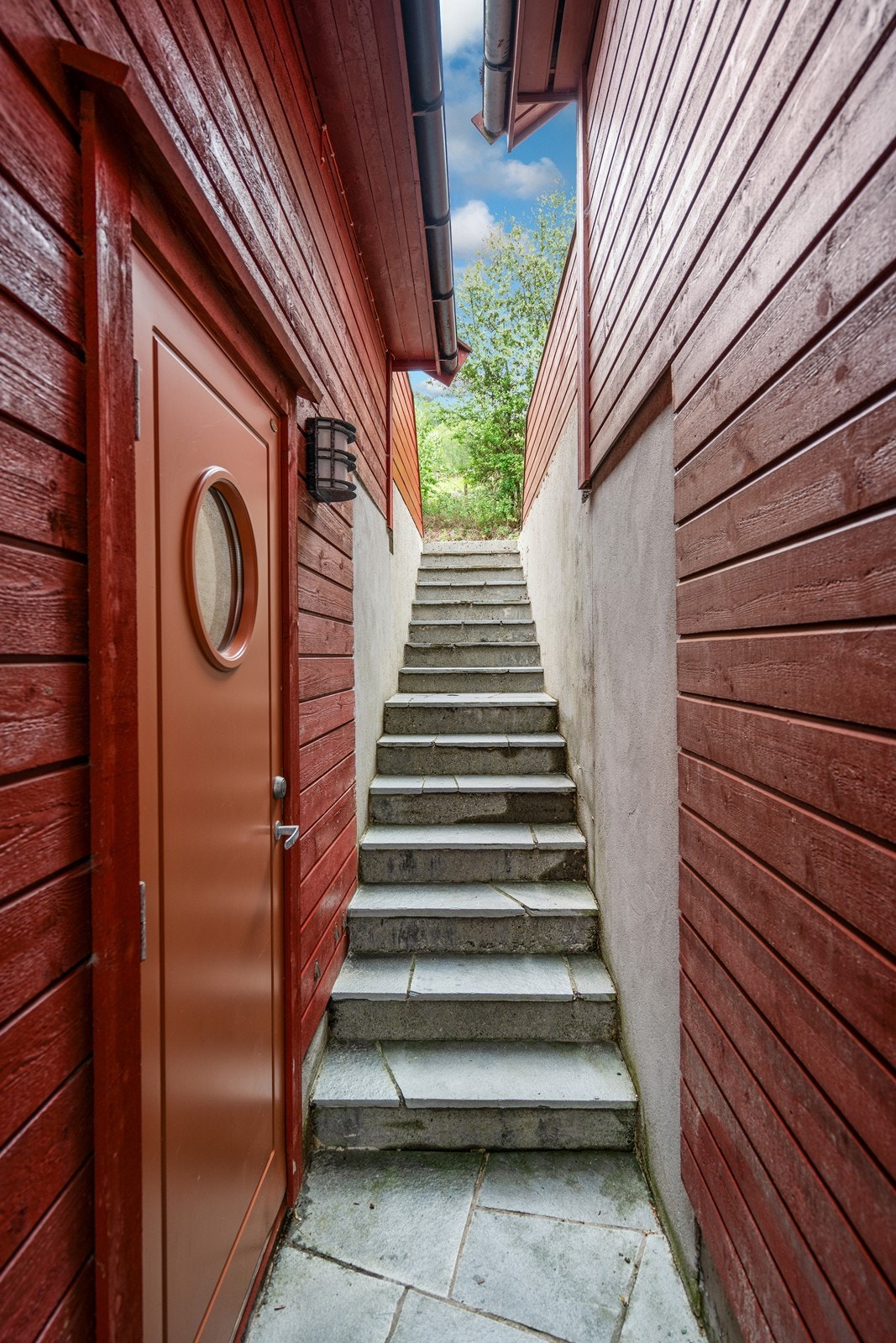 Det er også en fin skiferbelagt trapp mellom dette naustet og naustet mot sør. Sidedørsinngang. Galleribilde