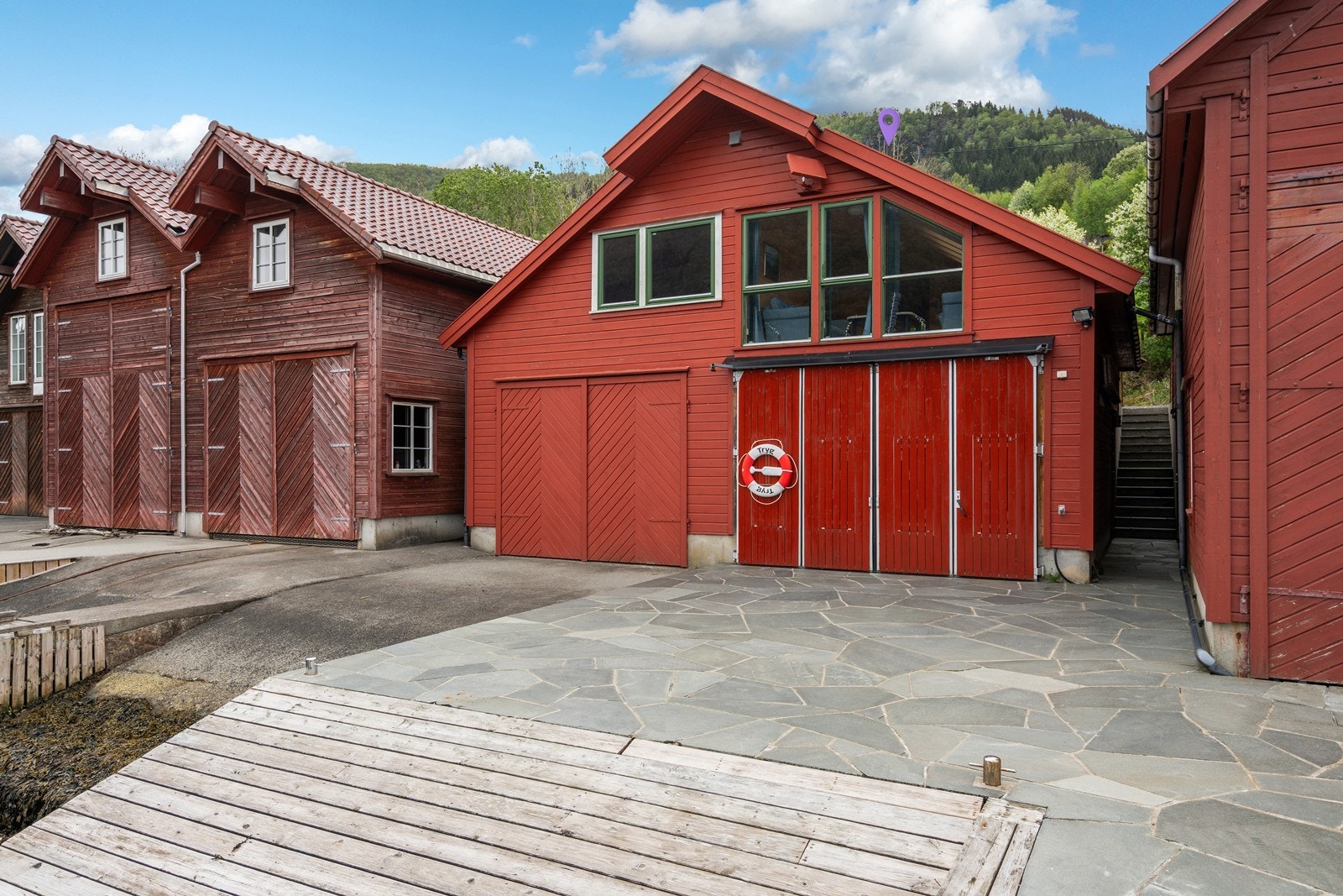 Fastmonterte bryggestolper / fortøyningsstolper som holder båten i passelig avstand fra brygga. Galleribilde
