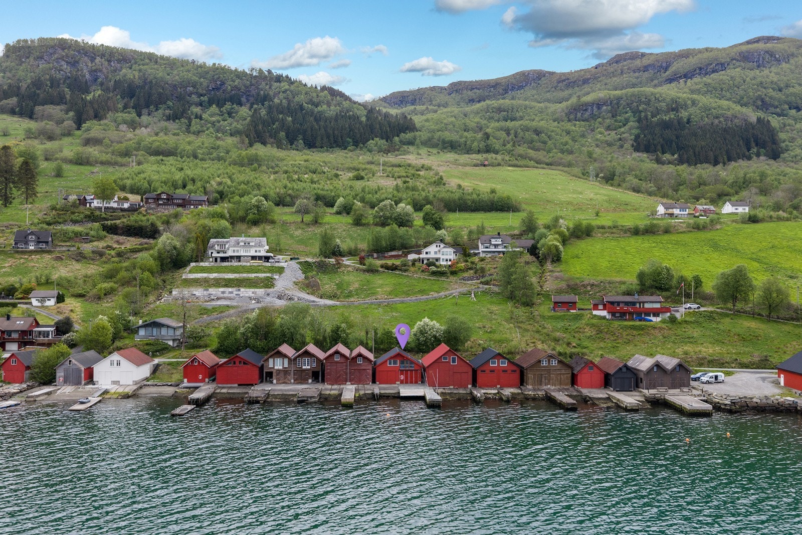 Bilvei helt til døren og 2 parkeringsplasser Galleribilde