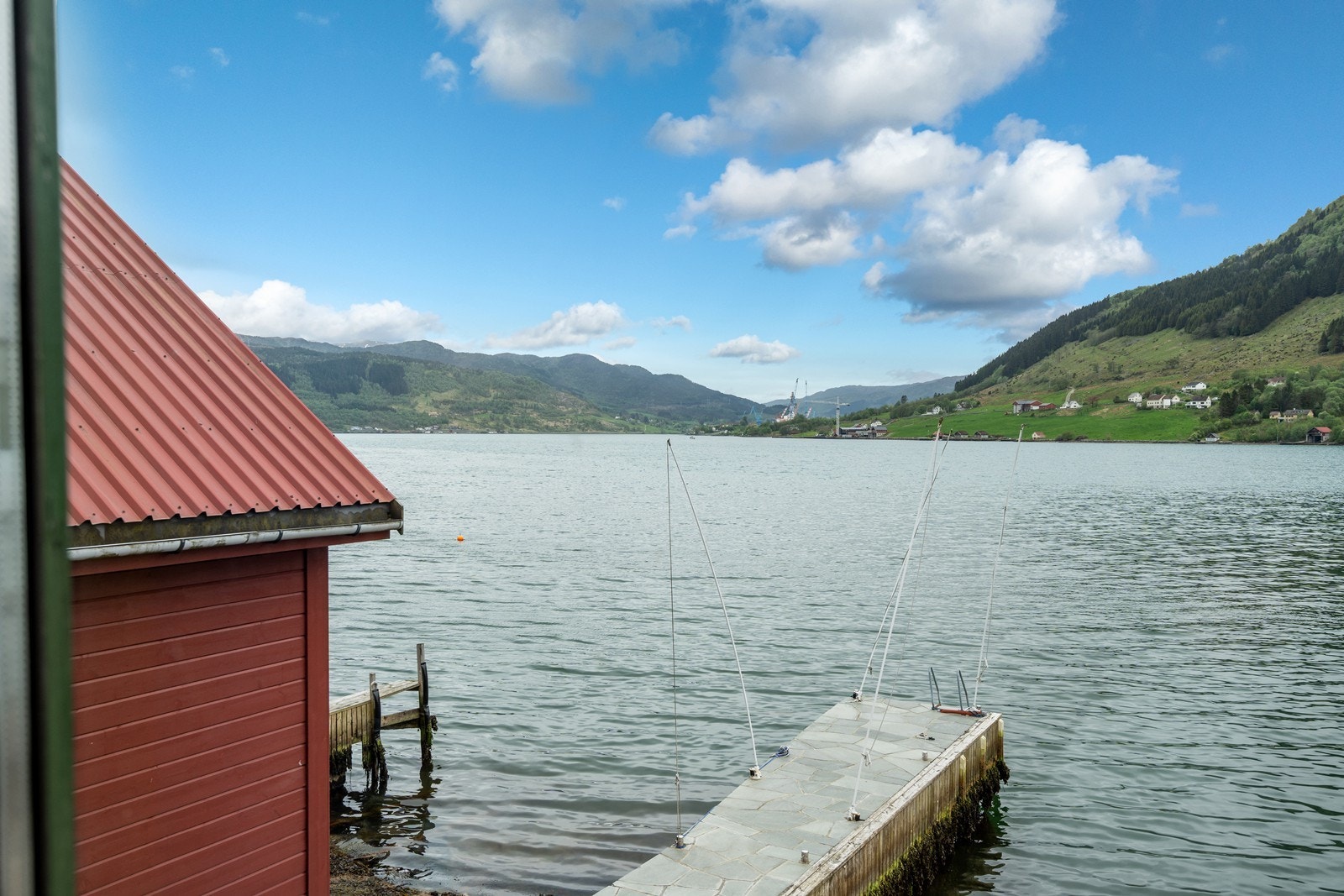 Kort avstand fra Romsa og resten av Sunnhordlands bassenget. Dette er et område kjent for sin vakre natur og rolige omgivelser. Galleribilde